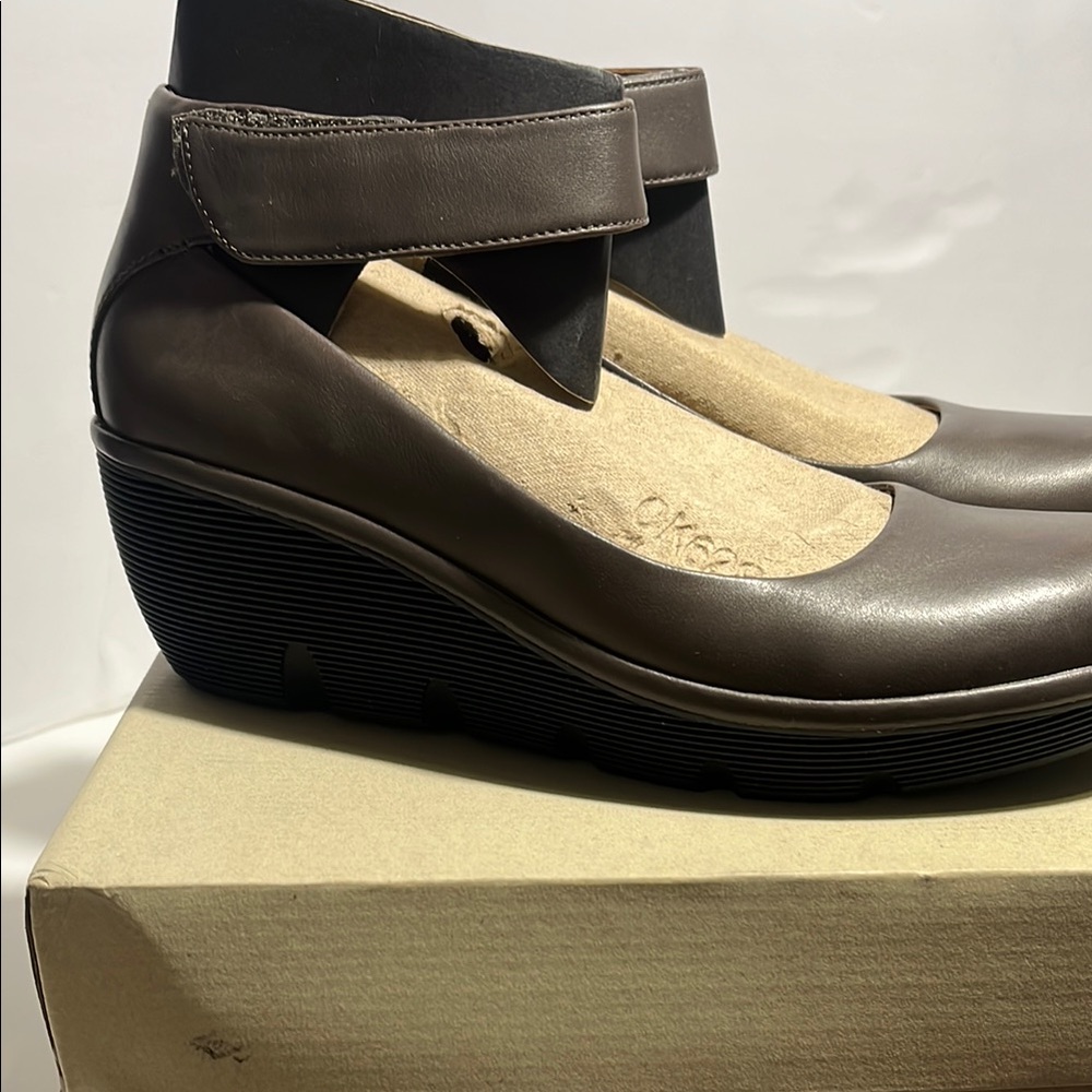 Clarks Brown Leather Flats Classic Loafers New with out tag - Picture 3 of 12
